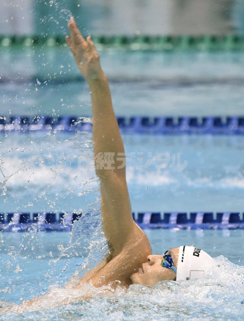男子２００メートル背泳ぎ決勝、１分５５秒３８で優勝した入江陵介＝２０１５年５月２３日、東京都江東区・東京辰巳国際水泳場（共同）