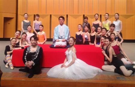 落語家、柳家花緑（やなぎや・かろく、中央）と共演する東京シティ・バレエ団のダンサーたち＝２０１５年４月２１日（藤沢志穂子撮影）