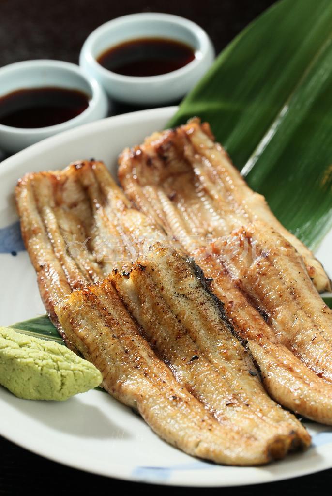 「鰻白焼き」（２８５０円）。ふっくら焼かれた鰻に少しわさびをつけていただく。お酒が進むこと請け合い＝２０１５年５月１２日、京都市東山区（志儀駒貴撮影）