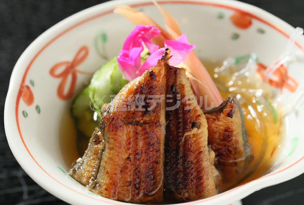 さっぱりした「うざく」（１５００円）は、ほどよい酸味で食欲をそそる＝２０１５年５月１２日、京都市東山区（志儀駒貴撮影）