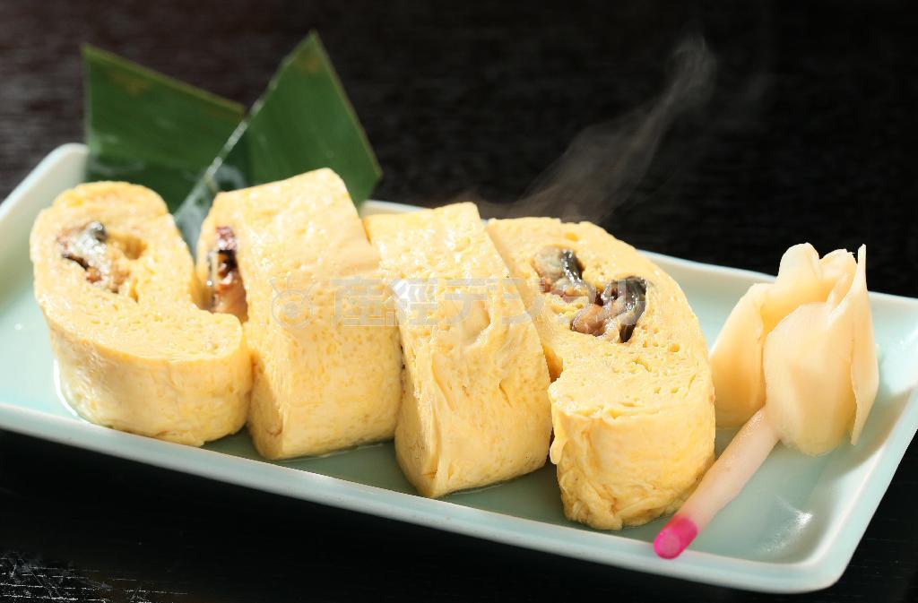 鰻をふわふわの卵で巻いた「う巻き」（１４５０円）＝２０１５年５月１２日、京都市東山区（志儀駒貴撮影）