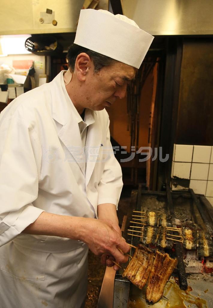 真剣なまなざしで鰻を焼く料理長の相原清さん。「“焼きは一生”というほど鰻は料理人の腕にかかっています」＝２０１５年５月１２日、京都市東山区（志儀駒貴撮影）