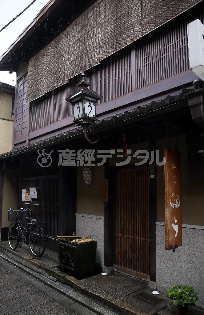 「う」という看板が目印。風情あるたたずまいの「う桶（おけ）や＿う」＝２０１５年５月１２日、京都市東山区（志儀駒貴撮影）