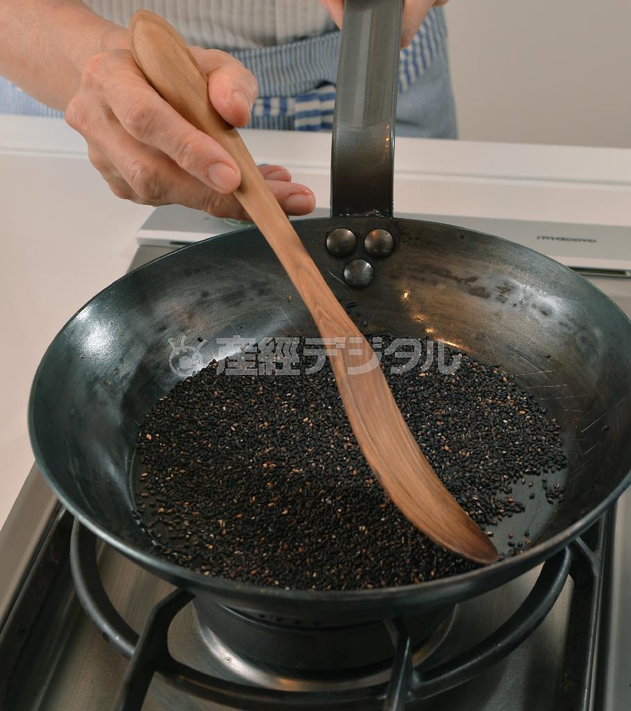 アスパラガスのごま和え（作り方）＿＿ごまを煎ってから使うことで風味が豊かに（栗橋隆悦撮影）