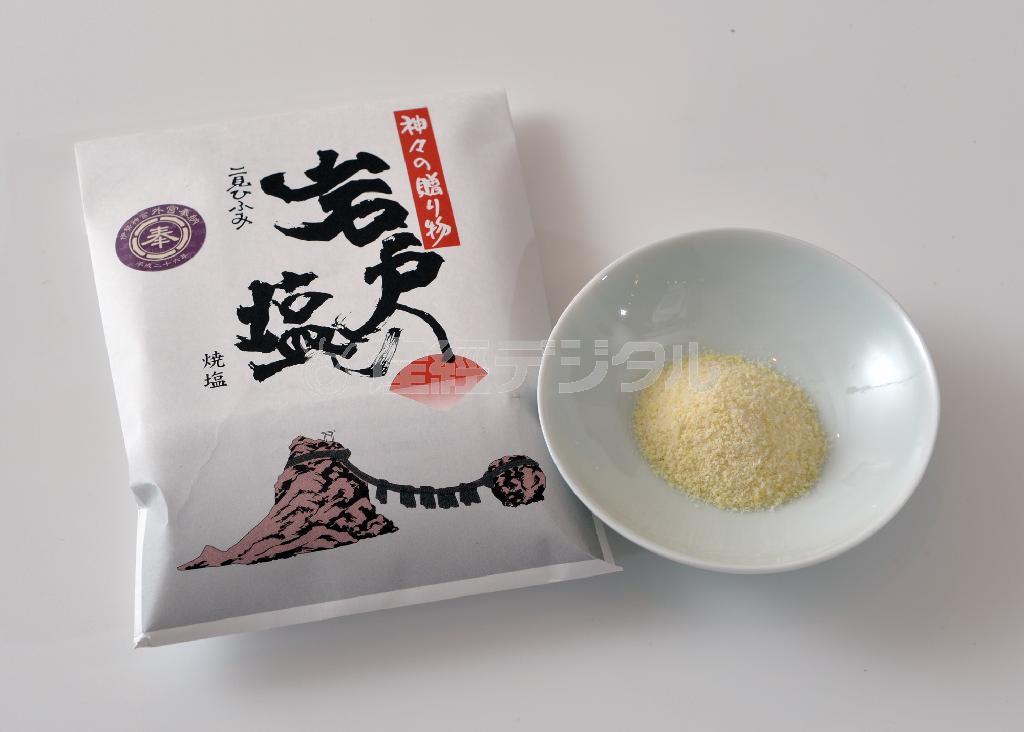 岩戸の塩＿＿レモン風味のサラダに使ったのが、こちらの塩。海水のみを原料にしたとてもうまみのある塩で、シンプルな料理に使うとそのおいしさがよく分かります（栗橋隆悦撮影）