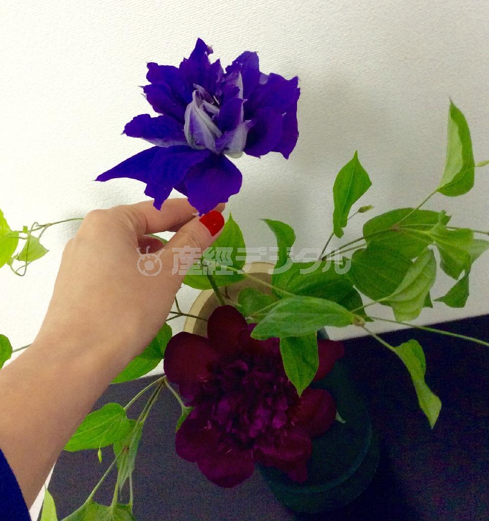 クレマチスと青竹で涼やかな和モダンに（手順４）＿＿整えたクレマチスを花器の中央高い位置に挿して抜け間をつくり、出来上がり（花千代さん提供）