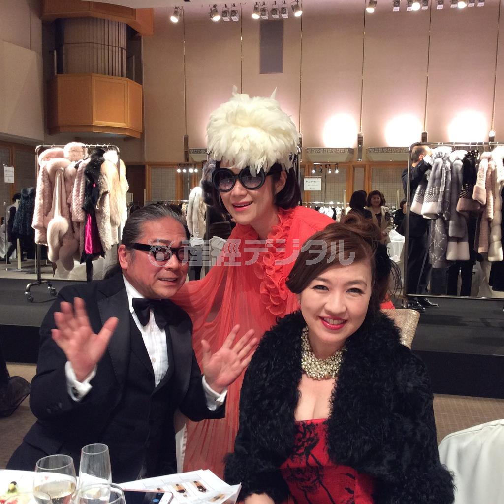 ドン小西さん（左）とフラワー・アーティストの花千代さん（中央）＝２０１５年４月１６日、東京都千代田区（花千代さん提供）