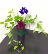 クレマチスと青竹で涼やかな和モダンに（Ｆｉｎｉｓｈ！、花千代さん提供）