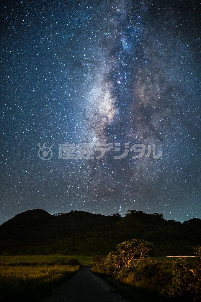 夜空に霧が立ち上るように繊細な光を放つ伊原間（いばるま）の星雲＝２０１２年６月２日、沖縄県石垣市（永山真治さん撮影）