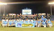 第２回「朝活ＣＵＰ」決勝戦後、記念撮影に収まった出場チーム＝２０１４年９月、東京都新宿区の明治神宮野球場