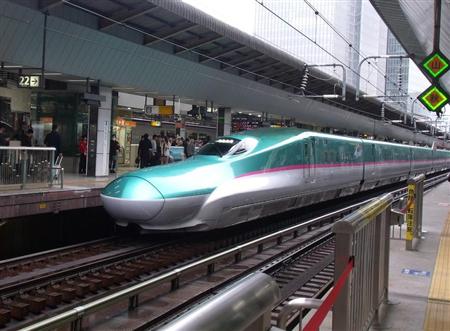 一部列車で車内無線ＬＡＮサービスをはじめた東北新幹線のＥ５系列車＝２０１５年４月、ＪＲ東京駅