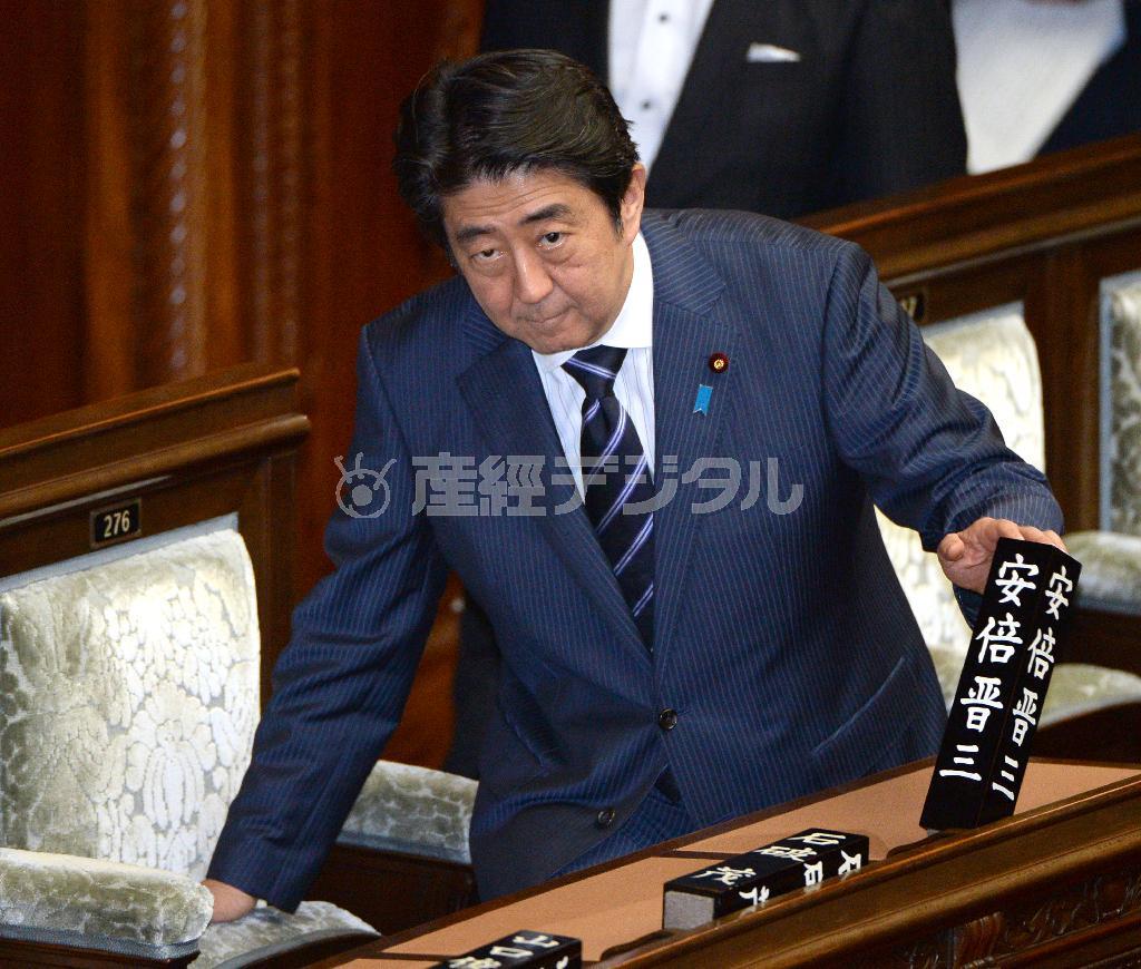安全保障関連法案を審議する新たな特別委員会の設置を議決した衆院本会議に臨む安倍晋三（しんぞう）首相ら＝２０１５年５月１９日午後、国会（酒巻俊介撮影）