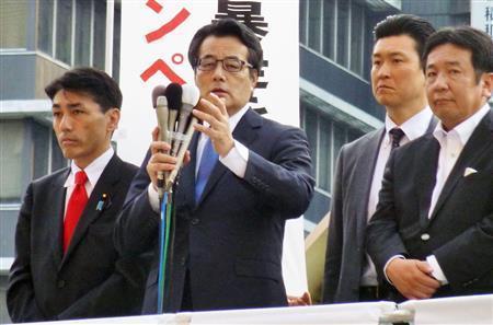安保法案阻止を訴え、街頭演説する民主党の岡田克也代表（中央）。右端は枝野幸男（ゆきお）幹事長＝２０１５年５月２０日夕、東京都新宿区・ＪＲ新宿駅前（共同）