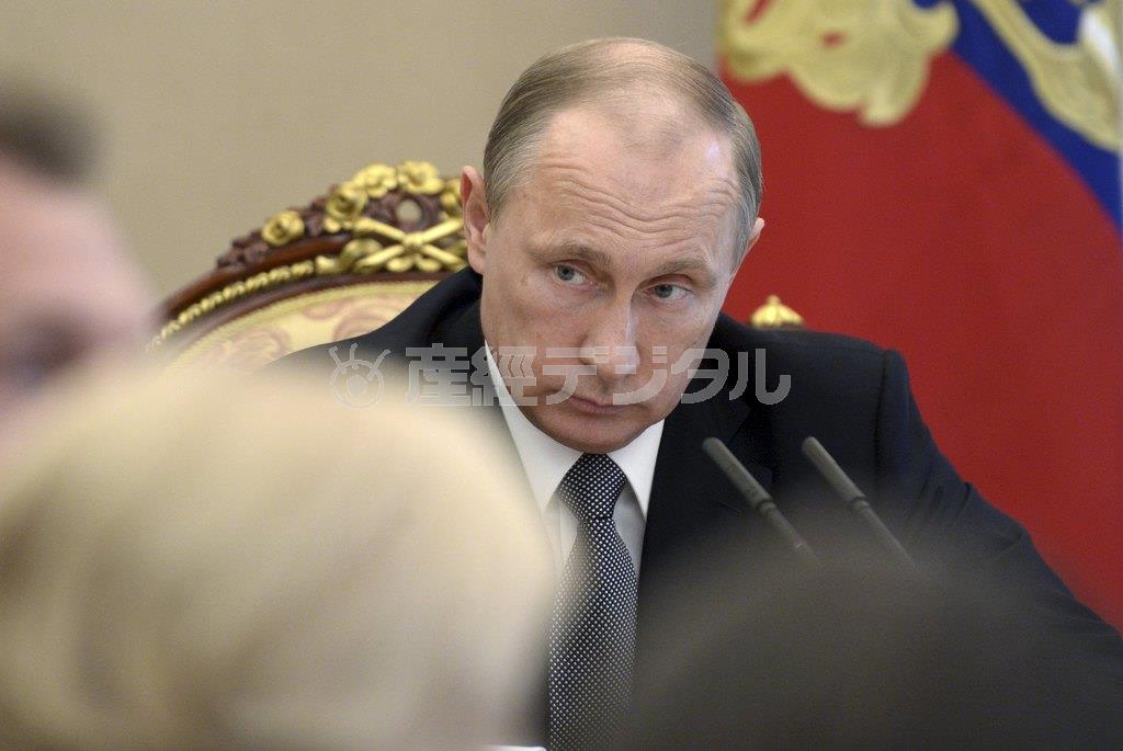 クレムリンでの閣議で、にらみを利かせるウラジーミル・プーチン大統領。現在、政権内にはプーチン氏にまともに意見できる人物はおらず、その強権体質はブレーキを失ったかのようだ＝２０１５年５月２０日、ロシア・首都モスクワ（ロイター）