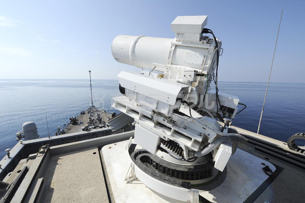 米海軍の輸送揚陸艦「ポンス」に実験搭載された「レーザー・ウェポン・システム」。相殺戦略のコンセプトにも合致したこの新兵器は、中国に対する強い抑止力となる＝２０１４年１１月１５日、ペルシャ湾（ロイター）
