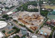 スタジアム本体の解体作業が完了した国立競技場＝２０１５年５月１２日、東京都新宿区（共同通信社ヘリから撮影）