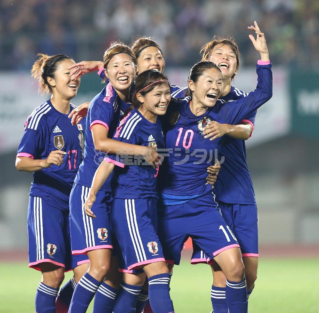なでしこジャパン・親善試合の前半、ゴールを決めた澤穂希（ほまれ、右から２人目）＝２０１５年５月２４日、香川県丸亀市・丸亀競技場（岡田亮二撮影）
