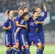 なでしこジャパン・親善試合の前半、ゴールを決めた澤穂希（ほまれ、右から２人目）＝２０１５年５月２４日、香川県丸亀市・丸亀競技場（岡田亮二撮影）