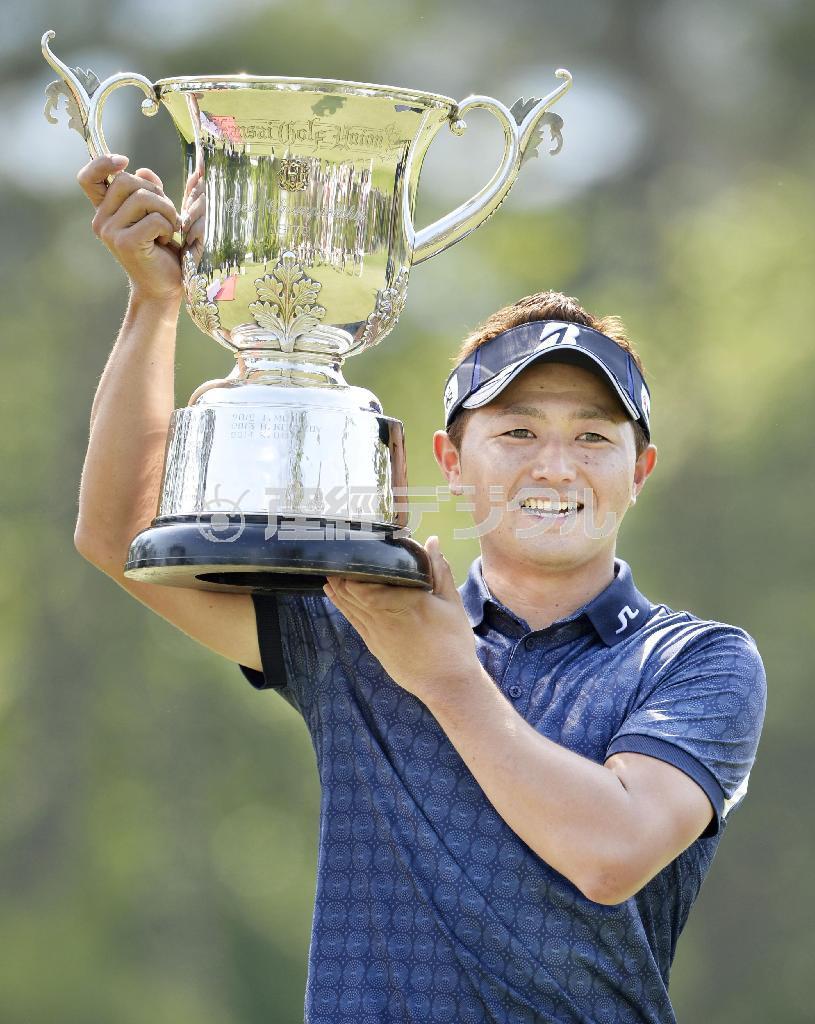 通算１７アンダーで初優勝し、カップを掲げる片岡大育（だいすけ）＝２０１５年５月２４日、滋賀県東近江市・名神八日市ＣＣ（共同）