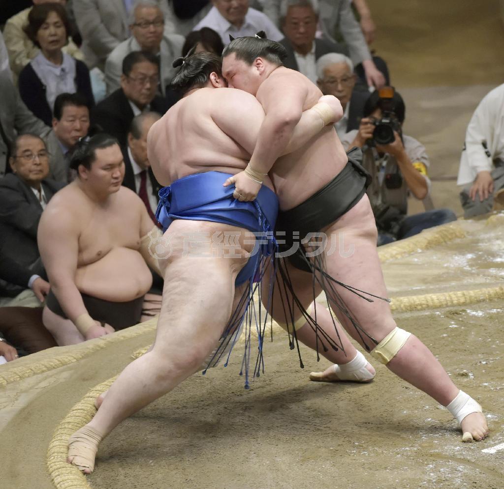 照ノ富士（右）が寄り切りで碧山（あおいやま）を下す。結びの一番で白鵬（左奥）が敗れ、初優勝を果たした＝２０１５年５月２４日、東京都墨田区・両国国技館（共同）