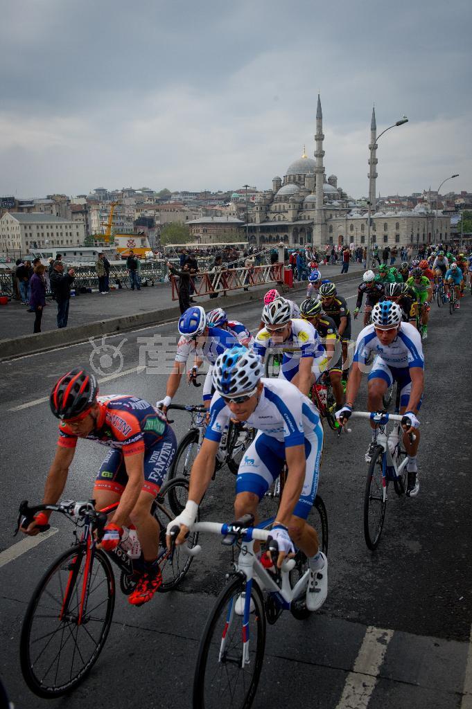 大会最終日、イスタンブールの旧市街からガラタ橋を駆け抜ける。背後には荘厳なモスクが立ち並ぶ＝２０１５年５月３日、トルコ・イスタンブール（田中苑子さん撮影）