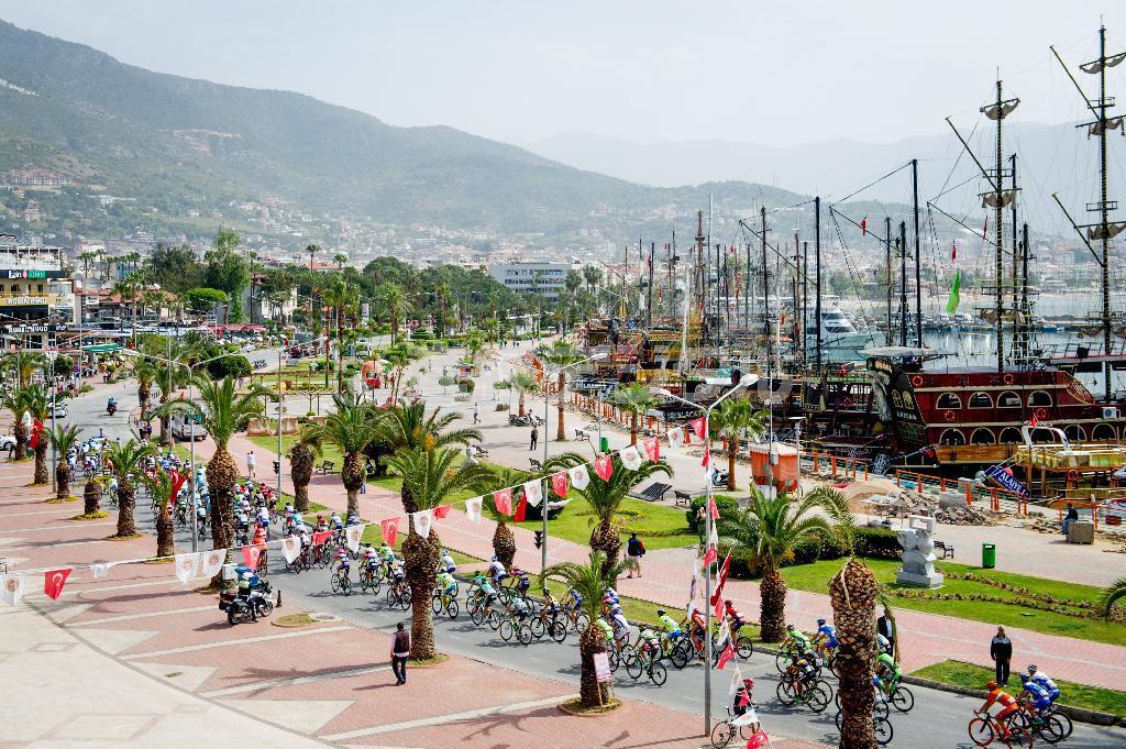 たくさんの船が停泊するアランヤからスタートした第２ステージ＝２０１５年４月２７日、トルコ・アランヤ（田中苑子さん撮影）