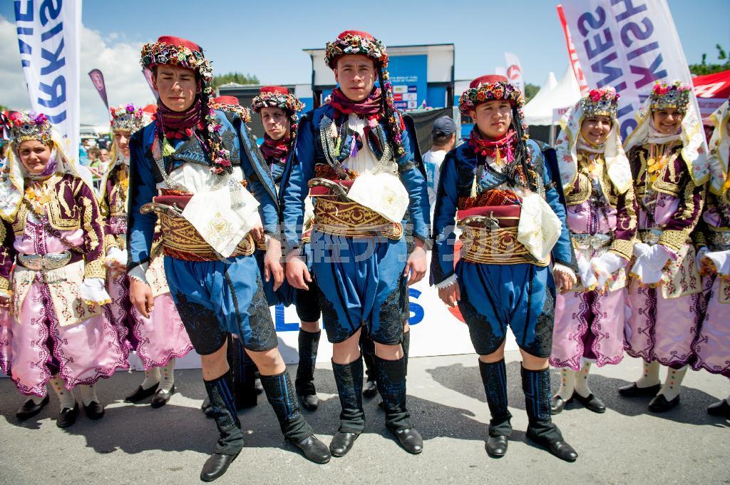 美しいトルコの民族衣装を纏ってゴール地点へやってきた子供たち＝２０１５年４月３０日、トルコ（田中苑子さん撮影）