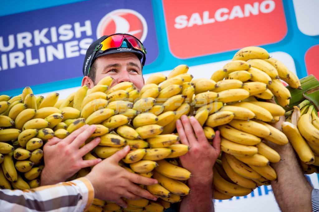 第１ステージを制したマーク・カヴェンディッシュ（イギリス、エティックス・クイックステップ）が賞品として大量のバナナを受け取る＝２０１５年４月２５日、トルコ（田中苑子さん撮影）