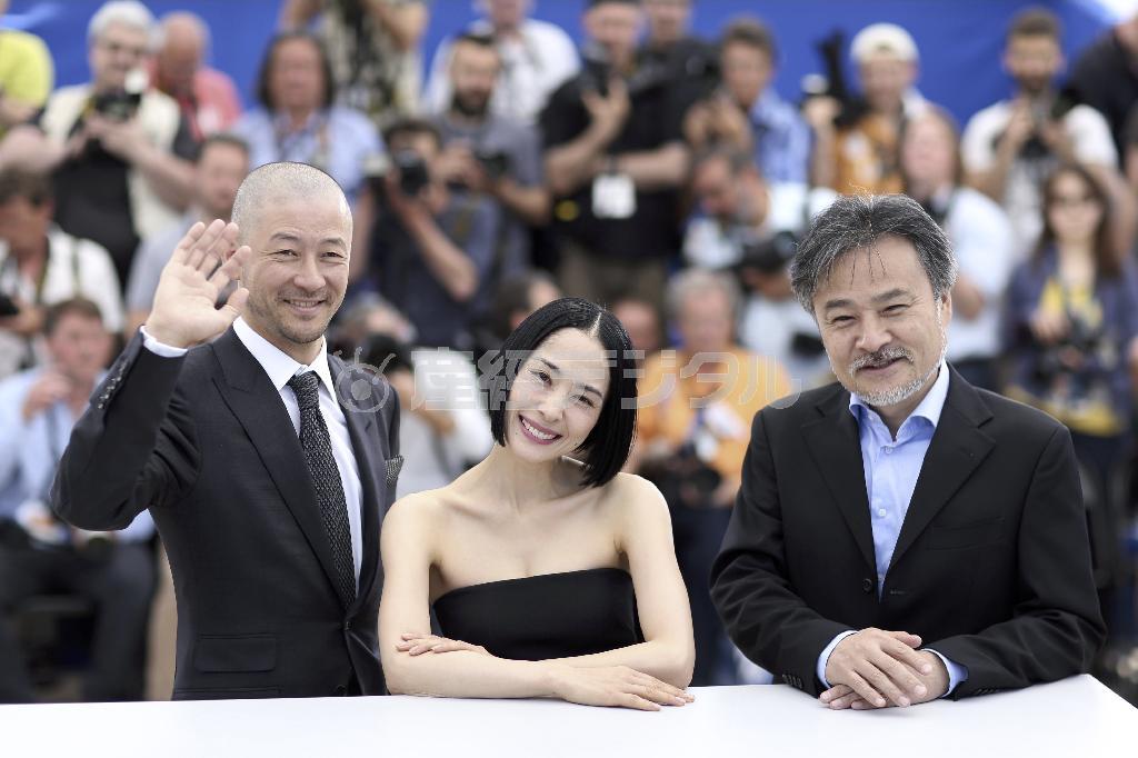 映画「岸辺の旅」の上映に先立ち、報道陣による撮影に応じる俳優の浅野忠信さん（左）と深津絵里さん（中央）。黒沢清監督（右）は５月２３日夜、「ある視点」部門の最優秀監督賞を受賞した＝２０１５年５月１７日、フランス・カンヌ（ＡＰ）