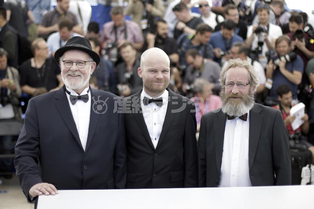 映画「ラムズ」で「ある視点」部門の最高賞を受賞したアイスランドのグリムール・ハコナルソン監督（中央）と出演者＝２０１５年１１月１５日、フランス・カンヌ（ＡＰ）