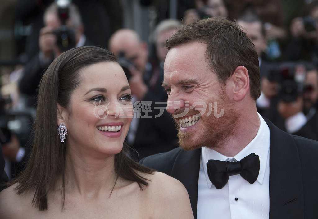 独俳優、マイケル・ファスベンダーさん（右）と仏女優、マルティン・コティヤールさん＝２０１５年５月２３日、フランス・カンヌ（ロイター）