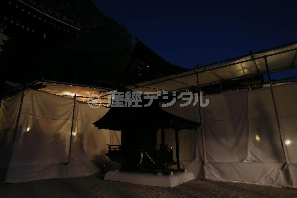 明りが消され暗闇となった中、白い幕の向こうで営まれた遷座祭＝２０１５年４月２７日午後８時過ぎ、京都市左京区（志儀駒貴撮影）