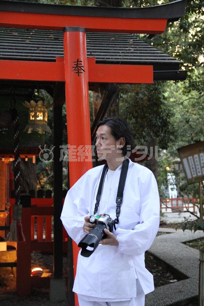 ２年にわたる下鴨神社での撮影の総仕上げとなる「式年遷宮」遷座祭の撮影に臨む井浦新（いうら・あらた）さん＝２０１５年４月２７日午後、京都市左京区（田中幸美撮影）