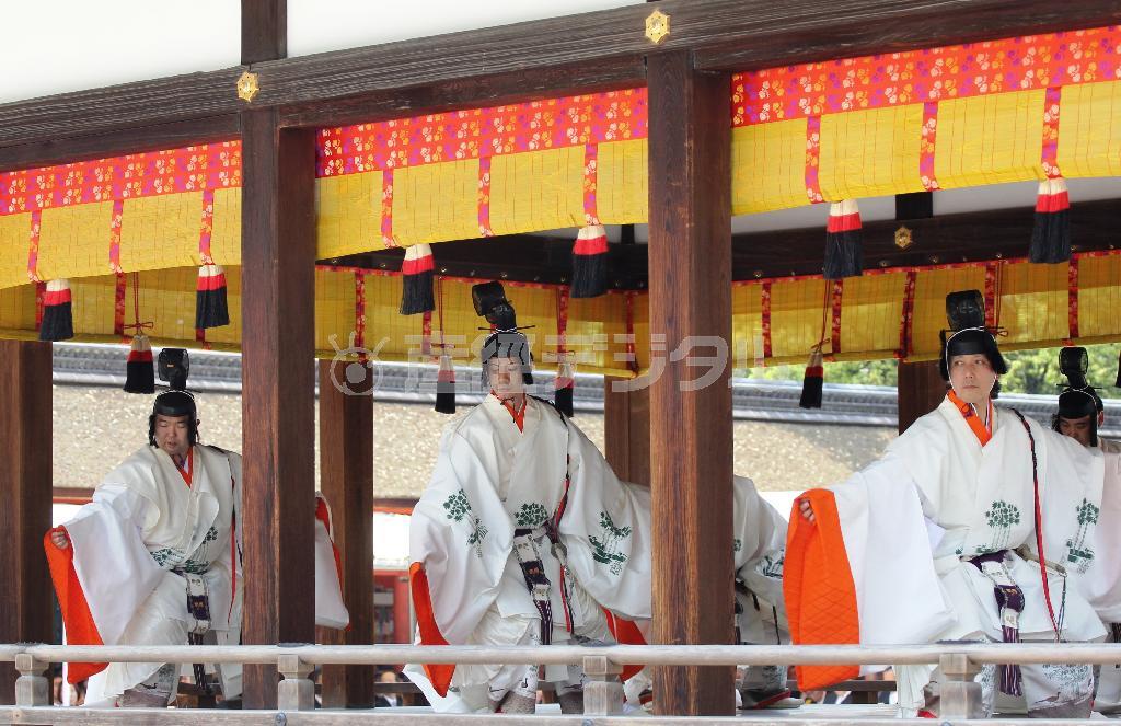 奉幣祭（ほうべいさい）でご祭神をたたえる舞楽「東游（あずまあそび）」を披露する舞人＝２０１５年４月２８日、京都市左京区の下鴨神社（田中幸美撮影）