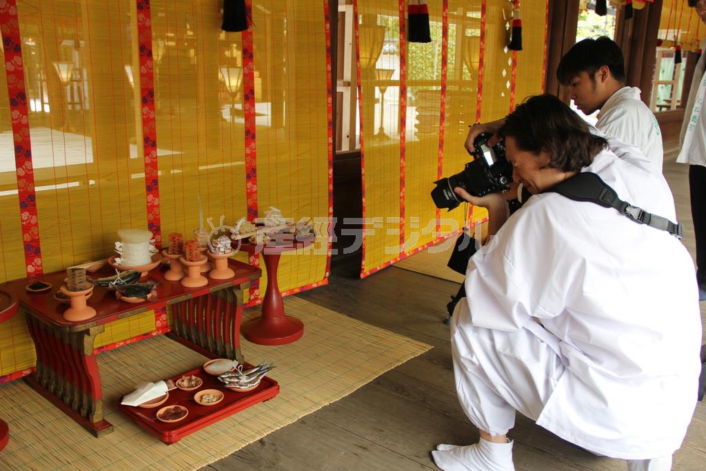 奉幣祭（ほうべいさい）のための特別なお供えを撮影する井浦新（いうら・あらた）さん＝２０１５年４月２８日、京都市左京区・下鴨神社（田中幸美撮影）