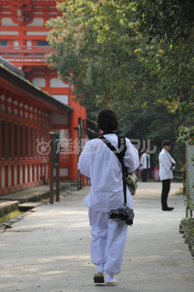 重いカメラ機材を体に装着して境内を撮影に奔走する井浦新（あらた）さん＝２０１５年４月２８日午前、京都市左京区・下鴨神社（田中幸美撮影）