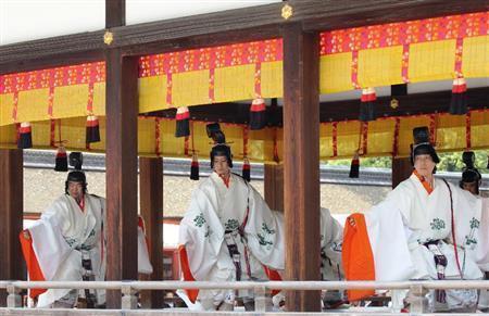 奉幣祭（ほうべいさい）でご祭神をたたえる舞楽「東游（あずまあそび）」を披露する舞人＝２０１５年４月２８日、京都市左京区の下鴨神社（田中幸美撮影）