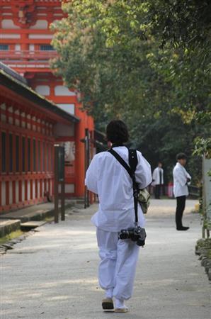 重いカメラ機材を体に装着して境内を撮影に奔走する井浦新（あらた）さん＝２０１５年４月２８日午前、京都市左京区・下鴨神社（田中幸美撮影）