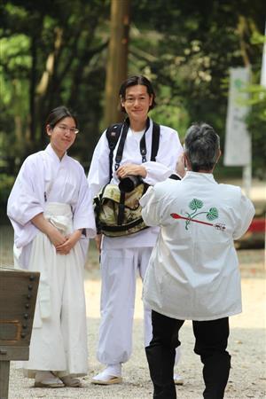 撮影の合間に神社関係者の求めで記念撮影に応じる井浦新（いうら・あらた）さん（中央）＝２０１５年４月２８日午前、京都市左京区・下鴨神社（田中幸美撮影）