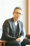 魂の彷徨を描いた藤沢周さん。タイトルの意図を「結界、境界…いろんな『界』を男がさまようという意味を込めた。字面も、なんだか呪術的でしょ」と明かす＝２０１５年５月２０日（塩塚夢撮影）