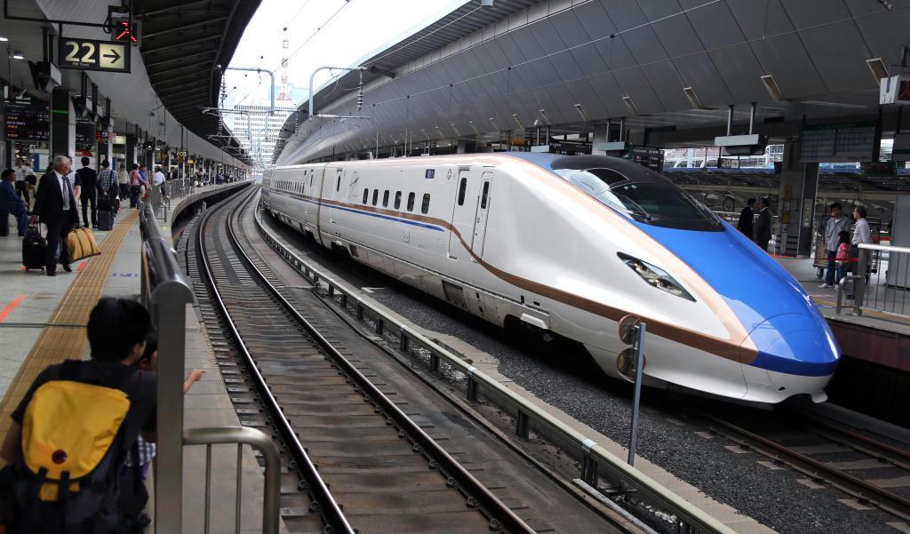 ３月の開業後、順調に利用客を伸ばす北陸新幹線。旅行各社はさまざまなツアーで一層の需要喚起を目指す＝２５日、東京駅