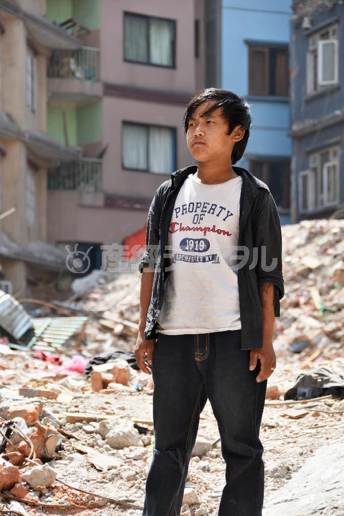 首都カトマンズ北部の救出現場に立つペンバ・タマンさん＝２０１５年５月２４日、ネパール（共同）