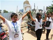 ５月２５日、倒壊した歴史的建造物、ダラハラ・タワーの周りで手をつなぎ、ネパールの復興を祈る若者ら＝２０１５年、ネパール・首都カトマンズ（岩田智雄撮影）