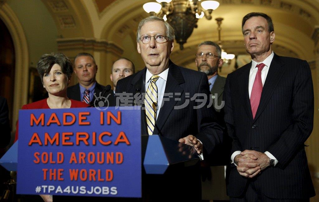 連邦議会議事堂で記者会見を開き、貿易促進権限（ＴＰＡ）法案の重要性を訴える共和党のミッチ・マコネル上院院内総務（中央）ら超党派の議員たち＝２０１５年１１月１９日、米国・首都ワシントン（ロイター）