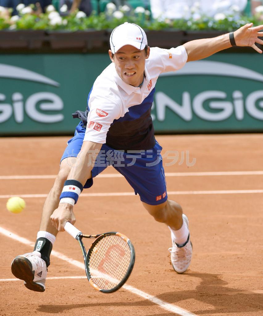 懸命にボールを拾う錦織圭（にしこり・けい）。２年ぶりに全仏の初戦を突破した＝２０１５年５月２４日、フランス・首都パリ（共同）