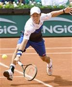 懸命にボールを拾う錦織圭（にしこり・けい）。２年ぶりに全仏の初戦を突破した＝２０１５年５月２４日、フランス・首都パリ（共同）