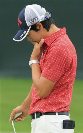 バーディーパットを外してうつむく石川遼＝２０１５年５月２４日、米テキサス州フォートワースのコロニアルＣＣ（共同）