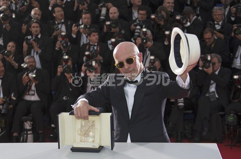 映画「ディーパン」が最高賞のパルムドールに輝き、カメラマンたちの前でポーズを決めるジャック・オディアール監督＝２０１５年５月２４日、フランス・カンヌ（ロイター）