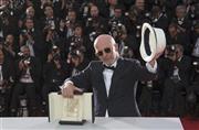 映画「ディーパン」が最高賞のパルムドールに輝き、カメラマンたちの前でポーズを決めるジャック・オディアール監督＝２０１５年５月２４日、フランス・カンヌ（ロイター）