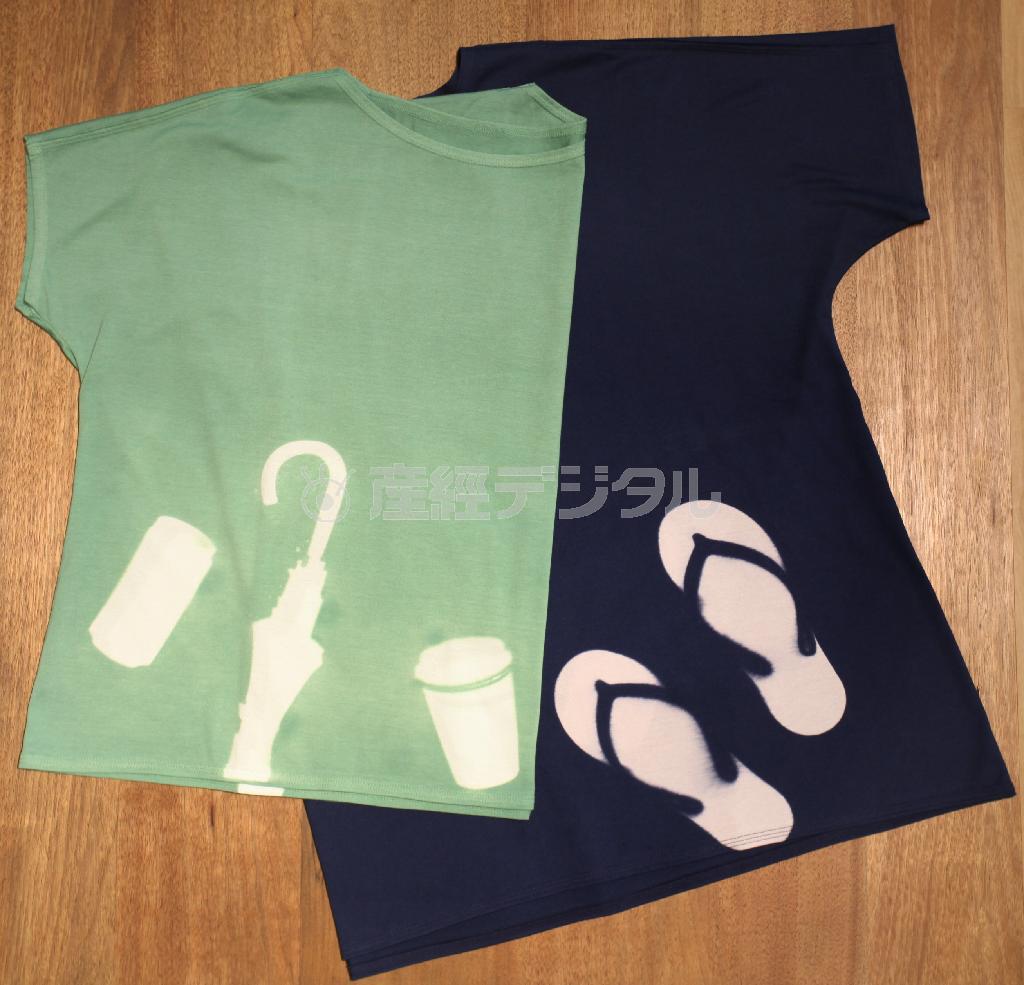 コットンに板締め絞りを施したシャツ（２万５０００円）。モチーフは、世の中にあふれているものからヨーガン・レールさんがヒントを得たもの。海岸に流れ着くゴミに対する思いも投影されている＝２０１５年５月１３日、東京都江東区（荻窪佳撮影）